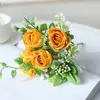 Dekorative Blumen, künstlicher Hortensien-Rosenstrauß aus Seide, Tischdekoration, Hochzeit, Valentinstag, drinnen, Braut hält gefälschte Blumen