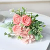 Dekorative Blumen, künstlicher Hortensien-Rosenstrauß aus Seide, Tischdekoration, Hochzeit, Valentinstag, drinnen, Braut hält gefälschte Blumen