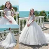 2019 Vintage Sheer Jewel Lace Appliques Tulle First Communion Dress Ball Gown Långärmad blommaflickaklänningar med Pearls342J