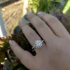 Pierścienie ślubne błyszczące okrągły krój biały sześcien cyrkon słonecznik w kształcie dla kobiet biżuteria zaręczynowa Rose złoto/srebrny pierścień kolorystyczny
