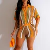 Tute da donna 2023 Summer Crochet Colori a contrasto Stripes Colletto con bottoni Camicia e pantaloncini Beachwear Casual Donna Set due pezzi