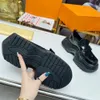 Platform Loafer reinventa la sneaker cult come mocassino con tomaia in pelle di vitello smaltata, suola a forma di onda in gomma nera Mocassini Fashion