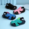 Sandały letnie cukierki kolor sandały sandały dla dzieci buty na plaży Sandalas Sandalas Fashion Sports Buty dziewczyny puste mody trampki 230721