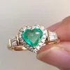 Eheringe Charm Luxus Goldfarben Herz für Frauen Trendy Metall eingelegt Weiß Grün Blau Rot Stein Verlobungsschmuck
