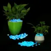 Decorações de jardim 500 peças que brilham no escuro Jardim seixos pedras rochas para decoração de jardim e passarelas DIY pedras luminosas decorativas em azul 230721