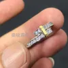 Varumärkes charm hög upplaga v guld tff kant kring diamant smal ring designad av kvinnlig minoritet för alla hjärtans dag gåva par