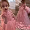 結婚式とパーティーのためのピンクの高い低い花の女の子のドレス3Dフラワーズビッグボー幼児ページェントドレスチュールキッズプロムガウン248V
