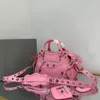 Sac à main dans la quincaillerie à la peau rose âgée en peau d'agneau en peau d'agneau d'agneau sac à épaule trapézoïdal Sac à bandoulière deux poignées en cuir avec une sangle réglable et amovible