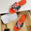 Chinelos de fundo plano triângulo de metal para moda feminina designer de luxo combinando cores bordados sandálias de férias de lazer novo pacote slides de geometria