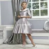 Mariage d'argent mère de la mariée robes longueur au genou scoop volants satin demi manches Vintage femmes robes de soirée formelles soirée D266S