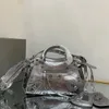 Sac à main dans la quincaillerie à la peau rose âgée en peau d'agneau en peau d'agneau d'agneau sac à épaule trapézoïdal Sac à bandoulière deux poignées en cuir avec une sangle réglable et amovible