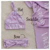 Couvertures Swaddling LVYZIHO Nom personnalisé Jersey Swaddle Set Baby Hat Bow Choisissez les couleurs et la police 230724