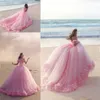 2019 Quinceanera Dressesベビーピンクのボールガウンは肩のコルセットから販売されています。