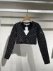여성용 재킷 고품질 2023 스프링/여름 편지 임베딩 다이아몬드 v- 넥 짧은 니트 스웨터 여자 슬림 한 긴 소매 가디건