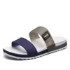Sandalet yaz gündelik nefes alabilen plaj sandalet erkekler açık ve şık terlik lastik su ayakkabıları 230720