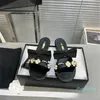2023 Pearl Flip-flops Mulheres 2023 Flipers de moda Novo Bow Flat Metal com chinelos de fadas de fadas
