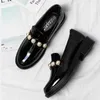 Klänningskor 2020 Patentläderpärlor Oxfords Women Shoes British Derby Shoes For Woman Flats Pearl Slip On ADD Cashmere Loafers Storlek 34-42 L230724