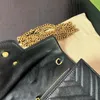 حقيبة Crossbody Crossbody متعددة الاستخدامات شعار معدني للسيدات مع تصميم فتحات متعدد البطاقات سلسلة الكتف الكلاسيكية