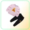 Orso Logo Marchio di lusso Designer Bambino Autunno Vestiti Set Bambini Ragazzo Ragazza Manica lunga Felpa con cappuccio e pantaloni 2 pezzi Abiti Moda Tute O9052970