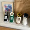 Sneakers Buty dla maluchów chłopców butów wiosenne buty mody Koreańskie dziewczęta buty Baby Indoor poślizg na białych butach 2307721