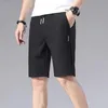 Летние мужские спортивные шорты сплошной цвет прямой свободный тип эластичный талия. Обычные шорты.