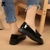 Klänningskor koreansk designer franse mocassin skor kvinna oxford slip på lägenheter damer espadrilles loafers patent läder college flicka creepers l230724