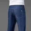 Jeans da uomo 2023 New Summer Lyocell Baggy Jeans da uomo Vita elastica Pantaloni in denim dritti sottili Pantaloni classici blu scuro Taglie forti 40 42 L230724