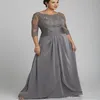 Stile popolare Plus Size Abito grigio per la madre della sposa con maniche a 3/4 scollo rotondo in chiffon di pizzo lunghezza del pavimento abiti formali Custom283s