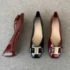 Chaussures habillées chaussures plates à bout carré femmes 2023 nouvelles chaussures de travail peu profondes en cuir verni noir chaussures de pois confortables chaussures de grande taille pour femmes 42 L230724