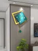 Väggklockor järnkonst kreativt vardagsrum dekorativ tyst svepande klocka personlig fyrkantig form med hög densitet uppringning med hänge
