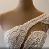 2020 Plus Size Arabisch ASO EBI LUFTER luxuriöser Spitze Perlen -Brautkleider Eine Schulter Meerjungfrau Brautkleider Vintage Hochzeitskleider ZJ052931