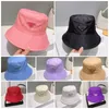 Summer Designer Fashion Women Bucket Hat For Men Street Cap Berretti piatti Nove colori con lettera Triangolo Etichetta Panno che mescola cappelli a tesa larga