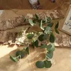 装飾的な花人工ユーカリの葉シミュレーションプラスチックブランチの結婚式の装飾シルクフラワーブーケアクセサリー緑の植物柱