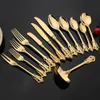 6Pcs Vintage Western Gold Posate da pranzo Coltello da dessert Forchetta Cucchiaio Cuterly Set Golden Luxury Stoviglie Incisione Set da tavola L230704