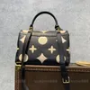 10A Espelho Qualidade Designers Pequenas Bolsas Madeleine com Alça Feminina Bolsas Femininas de Couro Real Luxos Bolsa Preta com Padrão em Relevo Bolsa Alça de Ombro Transversal