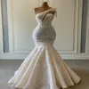 2020 Plus Size Arabisch ASO EBI LUFTER luxuriöser Spitze Perlen -Brautkleider Eine Schulter Meerjungfrau Brautkleider Vintage Hochzeitskleider ZJ052931