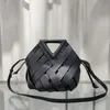 Bolsa com fecho magnético de triângulo invertido – Couro genuíno, bolsa de tecido oco, bolsa de ombro e tiracolo estilosa, design geométrico, verde favorito das celebridades da Internet