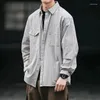 Camicie casual da uomo Plus Camicia coreana autunnale a maniche lunghe a righe di grandi dimensioni Abito da uomo cargo alla moda con design a due tasche