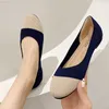 Sukienka buty 2022 Kobiety Flats Single Buty Sprężyn Mokorsyki Femme 3D Muchowe Balety Balety Miękkie dolne Roll-Up Moccasins Ladies Office Sukienka L230724