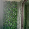 Kwiaty dekoracyjne sztuczne ogrodzenie ogrodowe Ivy żywopłot zielony panelu liściom sztuczna prywatność z fioletową realistyczną dekoracją kwiatów na zewnątrz