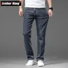 Jeans da uomo Primavera Estate Jeans da uomo sottili blu grigio Vita elastica Moda Pantaloni casual in denim Pantaloni da uomo di marca Plus Size 42 44 46 L230724