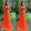 2020 Stylish Deep V Neck Orange Long Billiga brudtärklänningar med spaghettiband Chiffon Empire New Wedding Guest Party Prom Fo2797