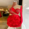 Neue rote Mini-Meerjungfrau-Cocktailkleider mit Perlen verziert, schiere Stehkragen, eine Schulter, lange Ärmel, Spitzenapplikationen, arabisches Abschlussball-Abendkleid Go305z