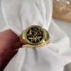Anéis de banda Anel superior circular esculpido personalizado de 17 mm com anel de assinatura gravado Anel de carta gravada personalizada Joias de cobre masculinas da moda 230724