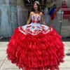 驚くべき赤い恋人ボディスメダリオン3Dフローラルアップリケ刺繍階層スカートCharro Quinceanera Ball Gown Vestidos de