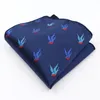 Papillon da uomo Fazzoletti di cartone blu scuro 24 cm Fazzoletto da taschino in poliestere Astronauta Motivo floreale animale per uomo Accessorio per feste d'affari