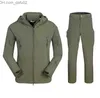 Tute da uomo Set giacca invernale da uomo militare Set di pantaloni giacca isolante in lana polare mimetica soft shell da uomo Z230724