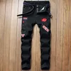 Jeans masculinos rasgados de grife jeans slim fit hip hop elásticos bordados rosas modernos calças jeans pretas azuis L230724