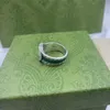 Neuer Schmuck 925 Silber G-Buchstabe ausgehöhlter grüner Emaille-Ring Herren- und Damen-Retro-Ring Mode Street176W
