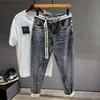 Herr jeans spring nya män streetwear jeans mode motorcykelbyxor koreanska mode casual ungdom hip hop små fötter denim byxor l230724